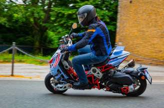 Khám phá Italjet Dragster 300 Gresini Edition: xe tay ga công nghệ Ý mang DNA đường đua